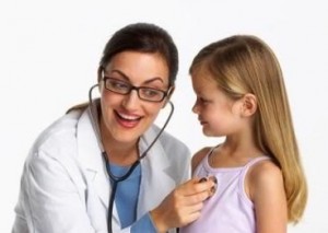 Pediatra y niña